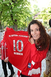 Nur an diesem Tag erhältlich: speziell beflockte Ribéry und Robben Trikots (©Foto: Martin Schmitz)